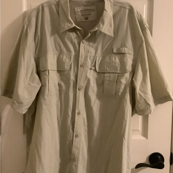 CLEARWATER OUTFITTERS- S-SLEEVE BUTTON FRONT, FRONT POCKETS,VENTED BACK. KHAKI - Picture 3 of 5